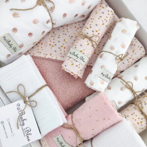 abovethestars.de_babybluecollections_gift_newborn_geschenk_neugeborenes_pregnancy_box_gold_ans_salmon_leaves_1.jpg